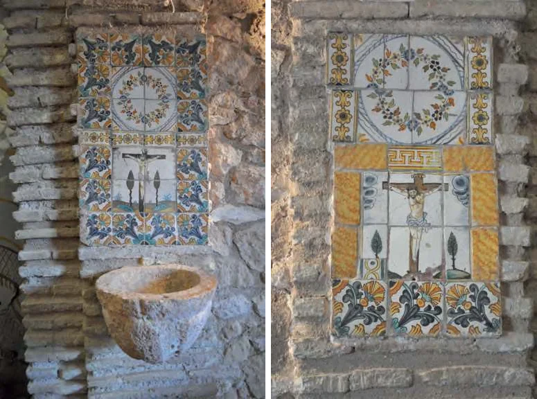 Plafons ceràmics situats ja dins l'ermita